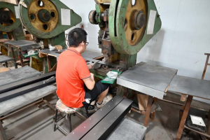 Carbon Steel vs Stainless Steel Enclosures: Which One Is Better for Your Project?插图2 Carbon Steel vs Stainless Steel Enclosures: Which One Is Better for Your Project?插图2