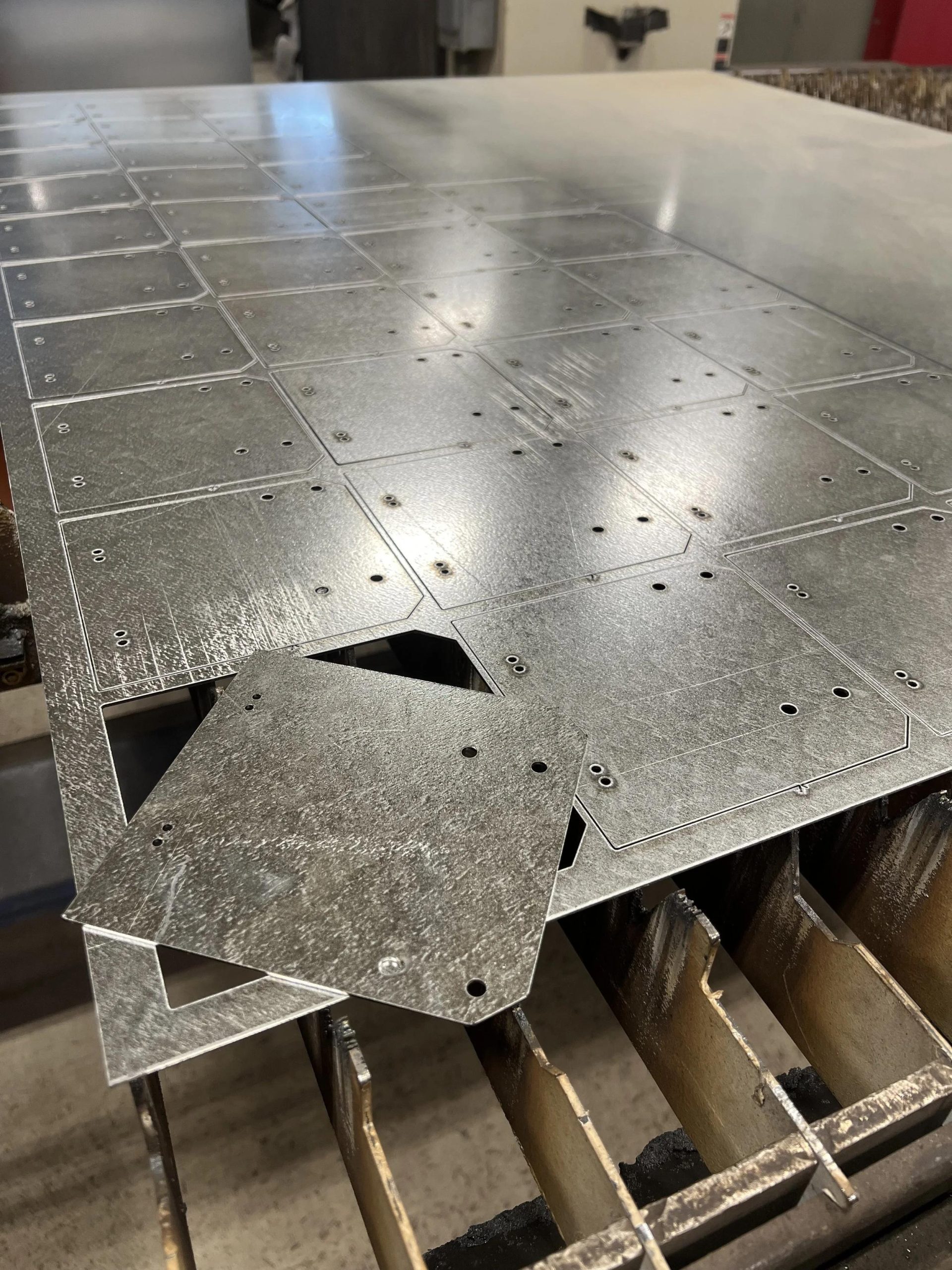 <noscript><img loading= Aluminium Tread Plate and Galvanised Steel Laser Cutting for Custom Deck Panels插图1